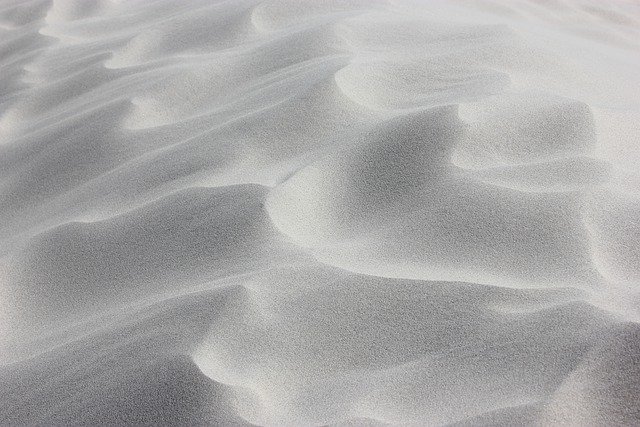 písek na pláži